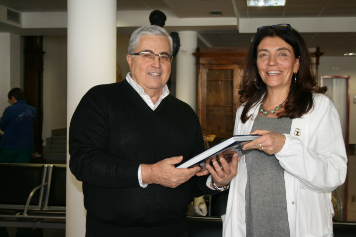 La premiazione del dott. Di Michele da parte della direttrice sanitaria dot.ssa Giovanna Micolucci